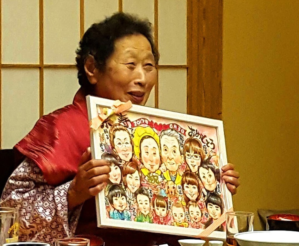 米寿のおばあさま、絵を手にもって喜びのお姿